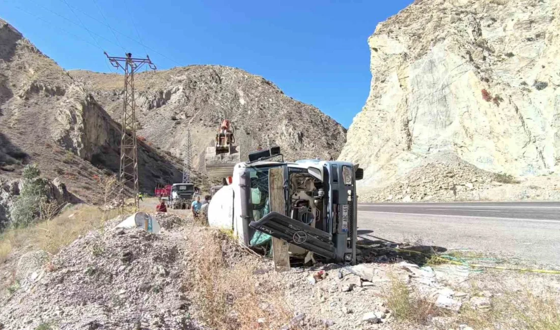 Erzurum-Artvin karayolunda virajı alamayıp devrilen beton mikseri Tortum Çayı’na uçmaktan