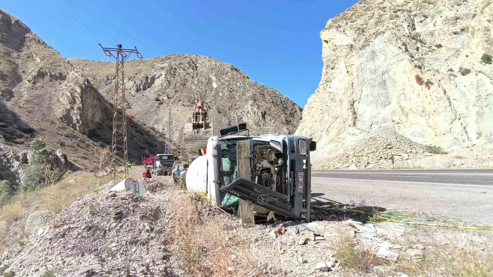 Erzurum-Artvin karayolunda virajı alamayıp devrilen beton mikseri Tortum Çayı’na uçmaktan