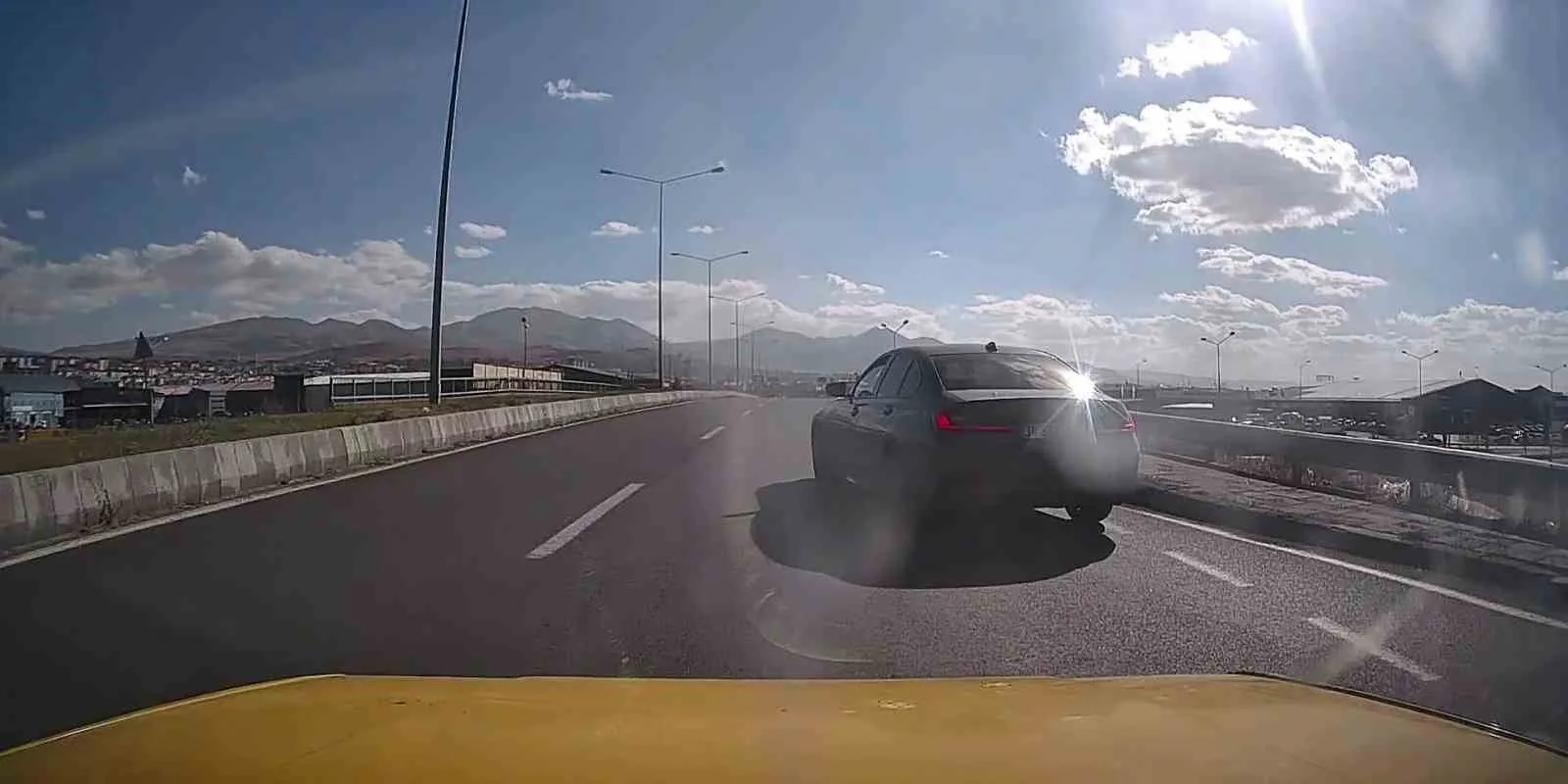 Erzurum-Artvin karayolunda anayola aniden çıkan otomobil tehlike oluşturdu. Olay, D950-D100