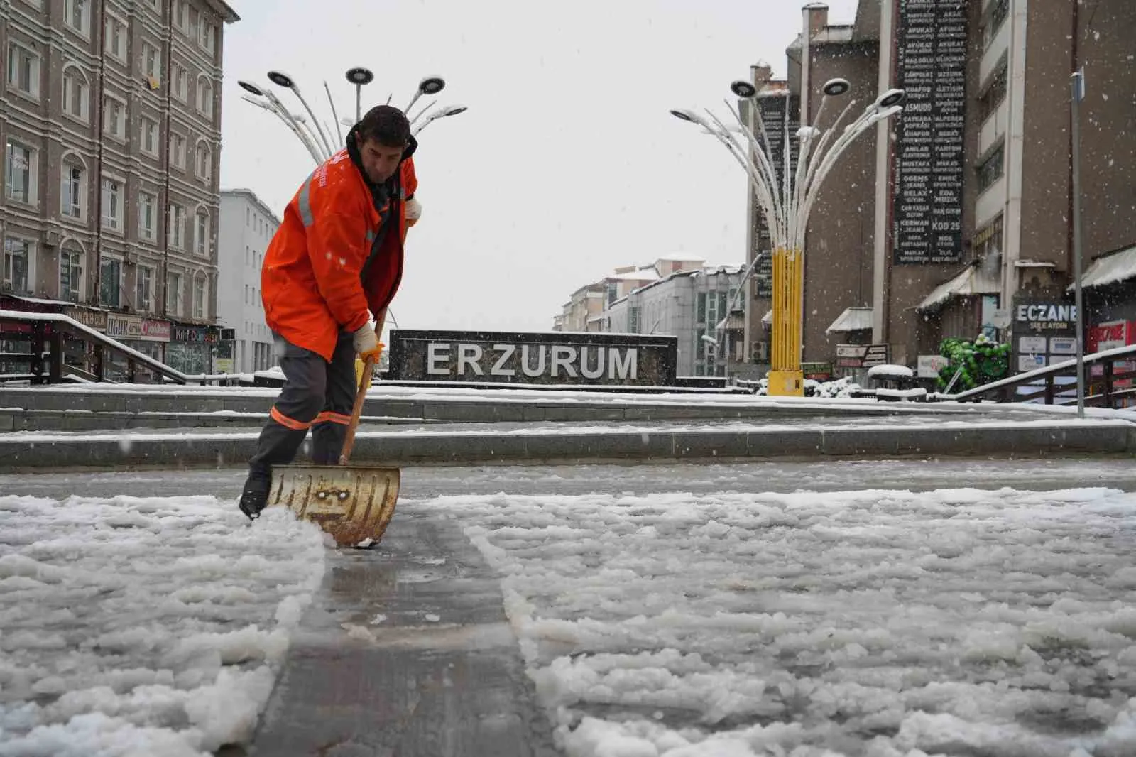 Erzurum’da vatandaşlar güne kar yağışı ve beyaz örtü ile uyandı.
