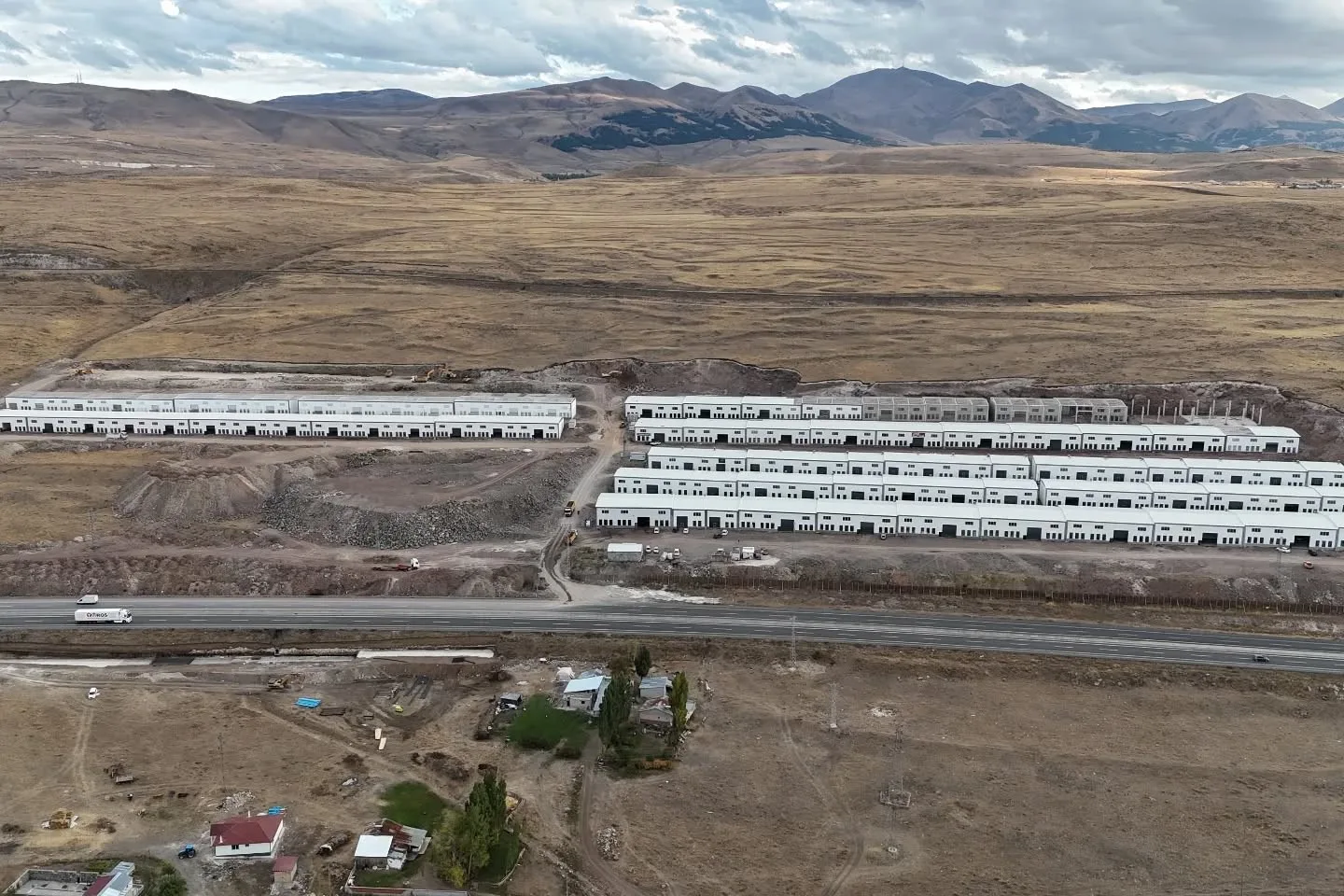 Erzurum’da yapımı devam eden Mobilyacılar Sitesi, 300 işyerini içinde barındıracak.