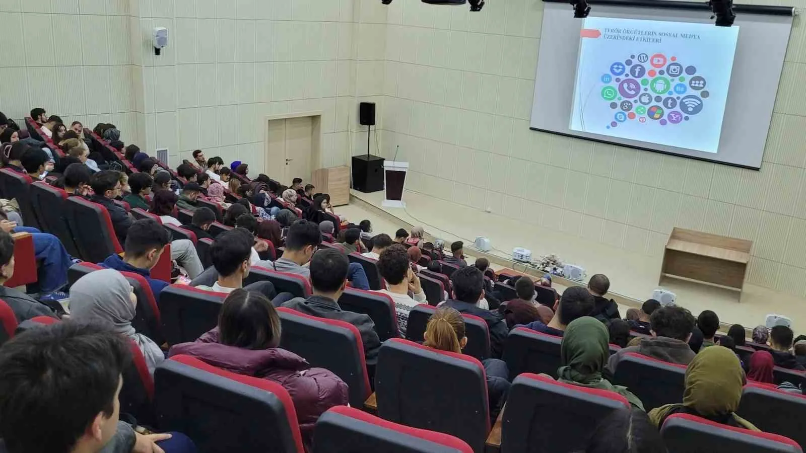 Erzurum Emniyet Müdürlüğü ekipleri, “Gençlik Güvenli Geleceğe “projesi çerçevesinde üniversiteli