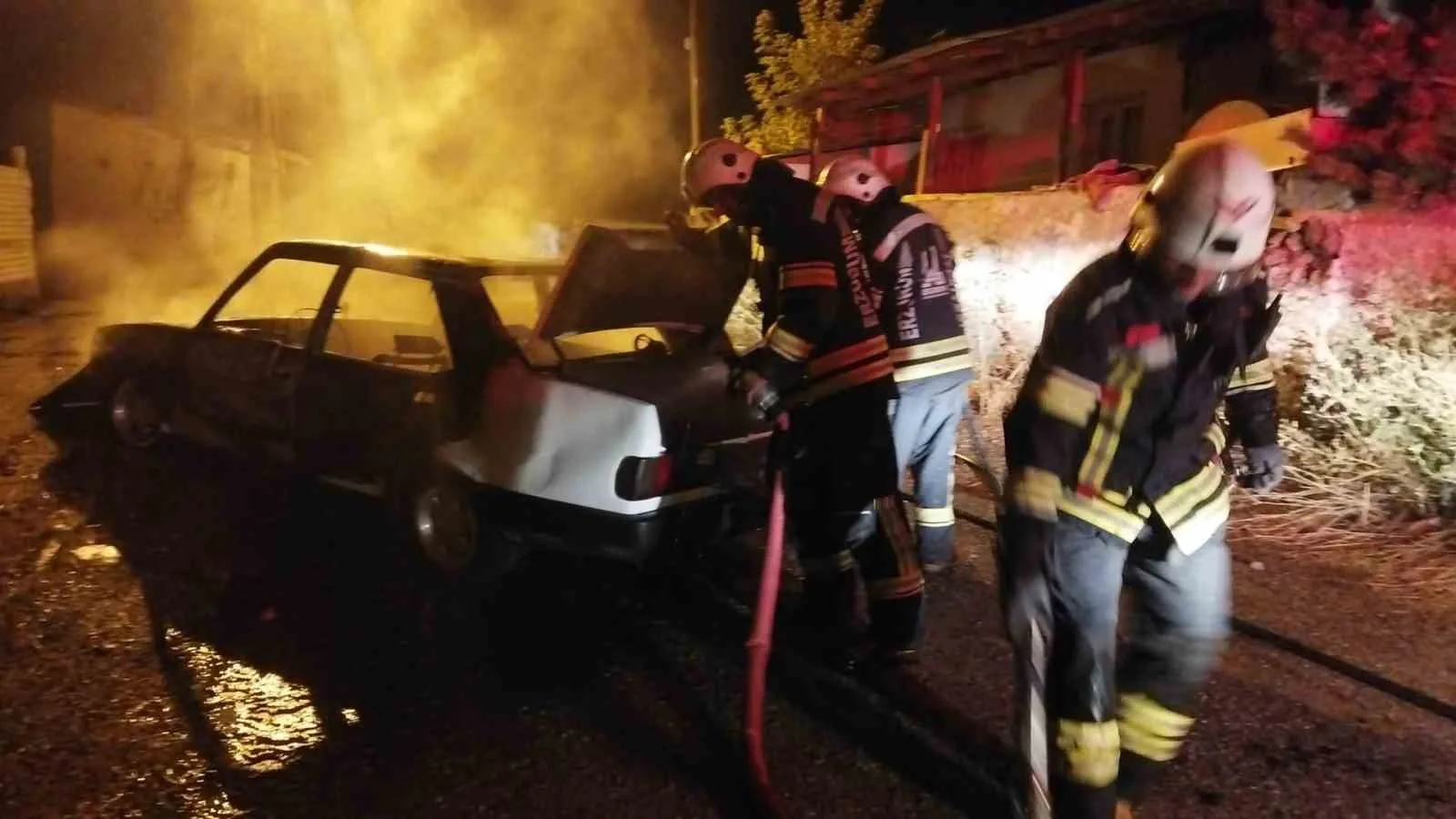 Erzurum’da henüz sebebi bilinmeyen bir şekilde otomobilde çıkan yangın korkuttu.