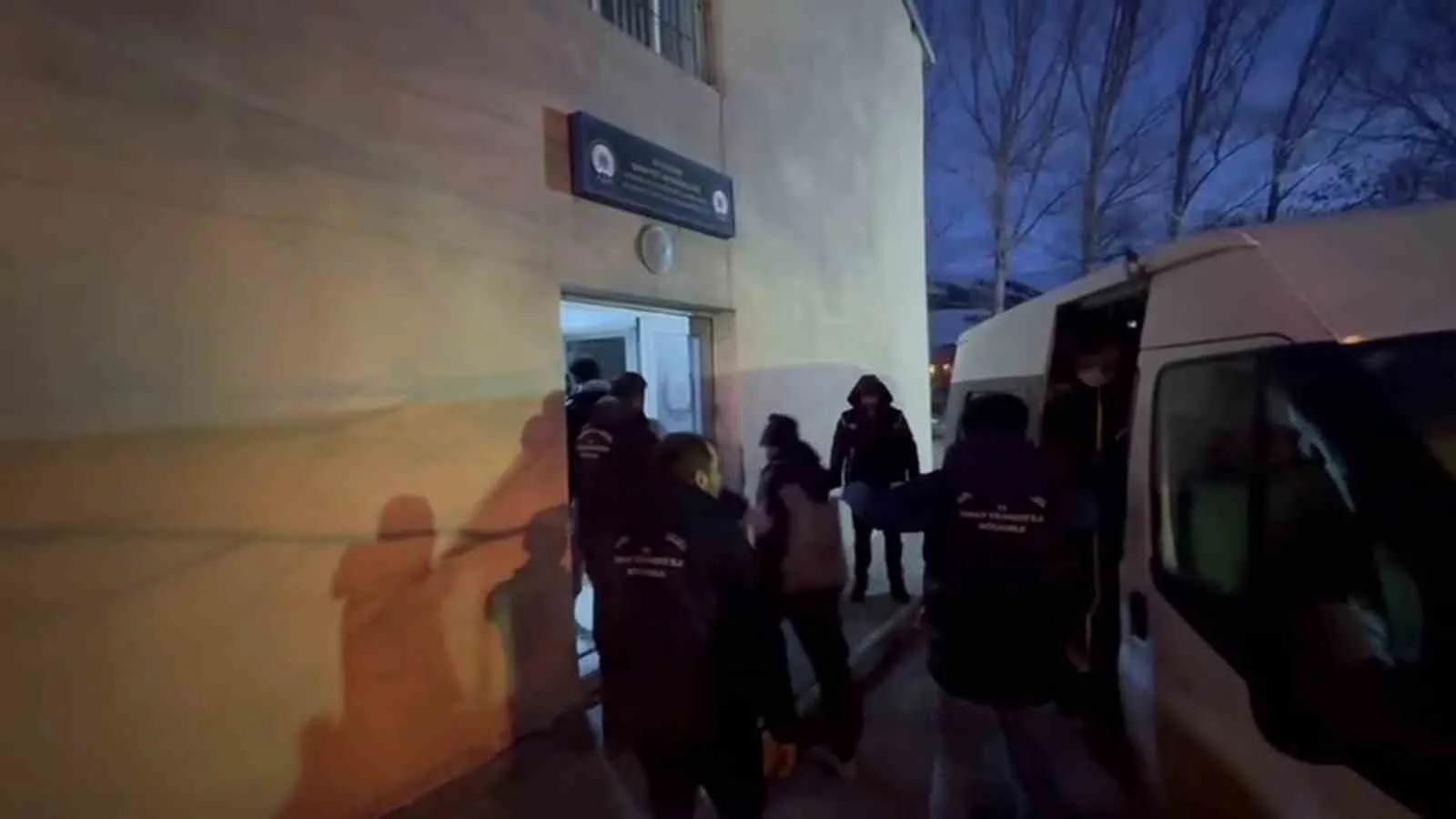 Erzurum’da gerçekleştirilen operasyonda 20 kaçak göçmen yakalandı, gözaltına alınan 4