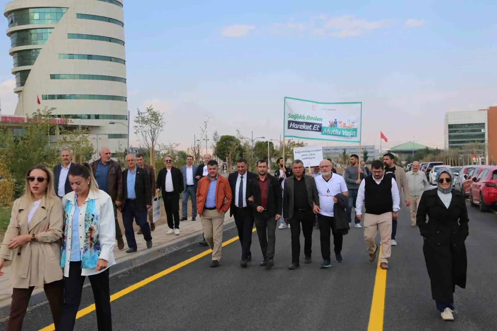 Erzurum Sağlık İl Müdürlüğü geniş katılımlı bir yürüyüşle Dünya Yürüyüş