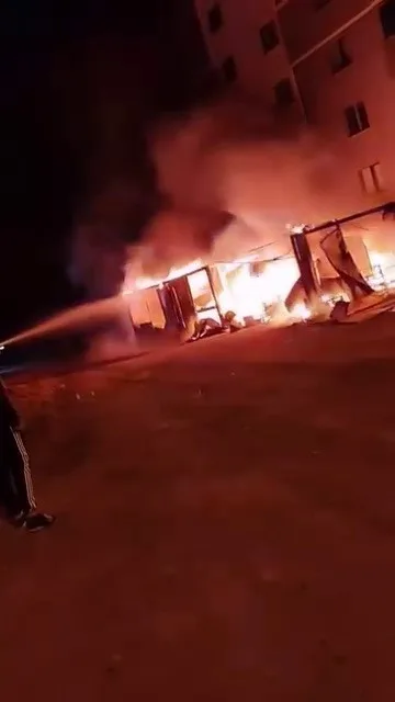 Erzurum’un Yakutiye ilçesinde şantiye alanında çıkan yangın paniğe neden oldu.