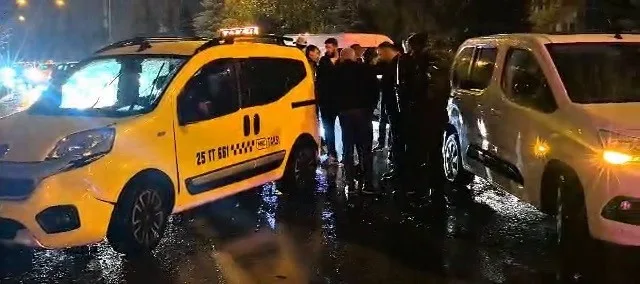 Erzurum Üniversite Kavşağı’nda yağışlı hava nedeniyle kayganlaşan yolda zincirleme trafik