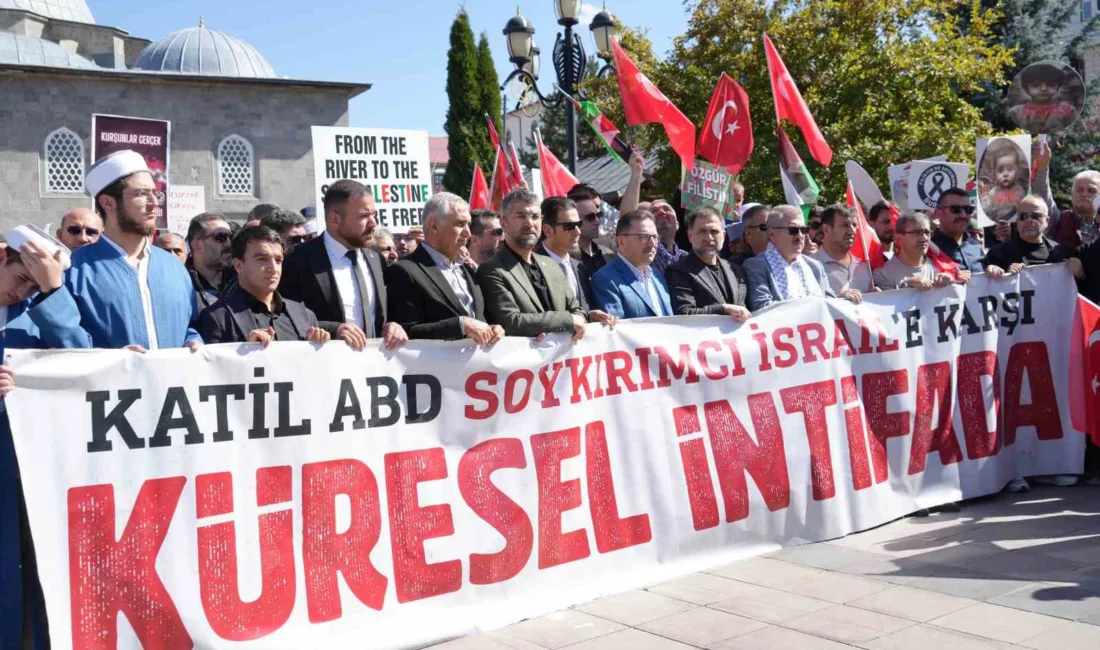 Erzurum’da Lala Mustafa Paşa Cami’nde öğle namazı sonra toplanan vatandaşlar