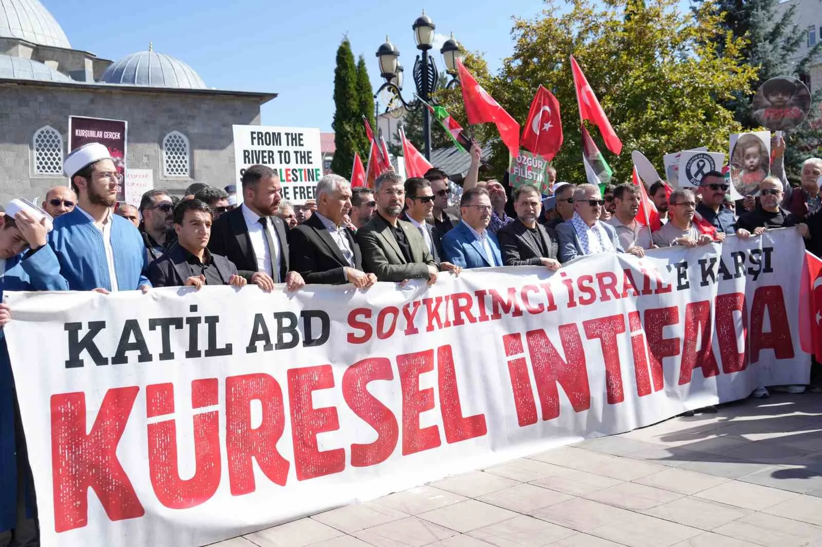 Erzurum’da Lala Mustafa Paşa Cami’nde öğle namazı sonra toplanan vatandaşlar