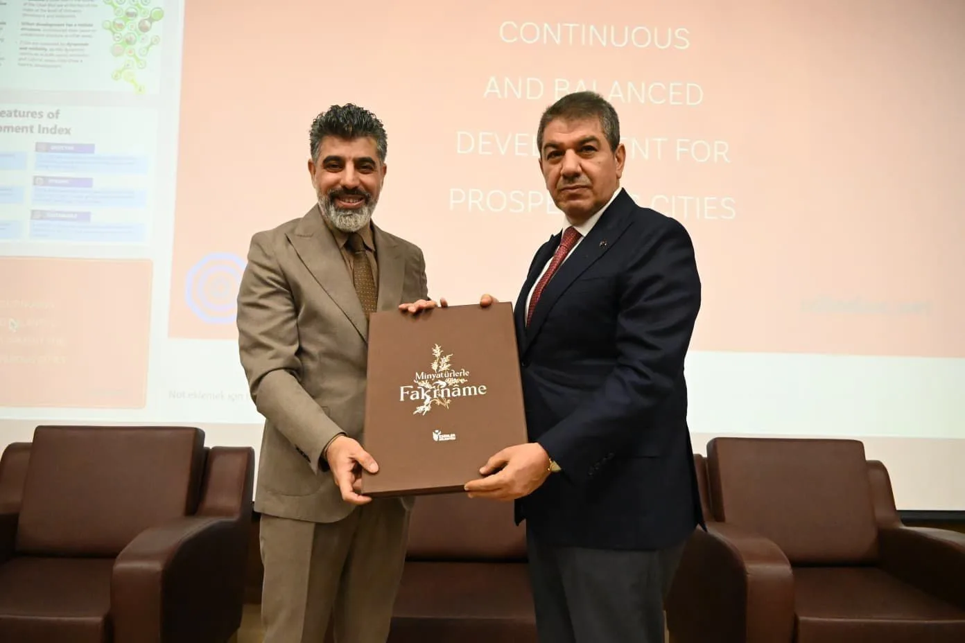 Üsküp’te düzenlenen 10. Kent Araştırmaları Kongresi’nde konuşan Esenler Belediye Başkanı