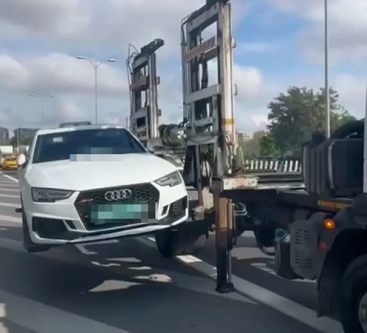 İstanbul’un Esenler ilçesinde polis ekipleri tarafından yapılan denetimde emniyet şeridini