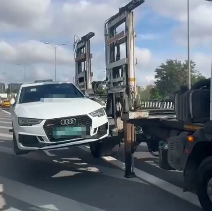 İstanbul’un Esenler ilçesinde polis ekipleri tarafından yapılan denetimde emniyet şeridini