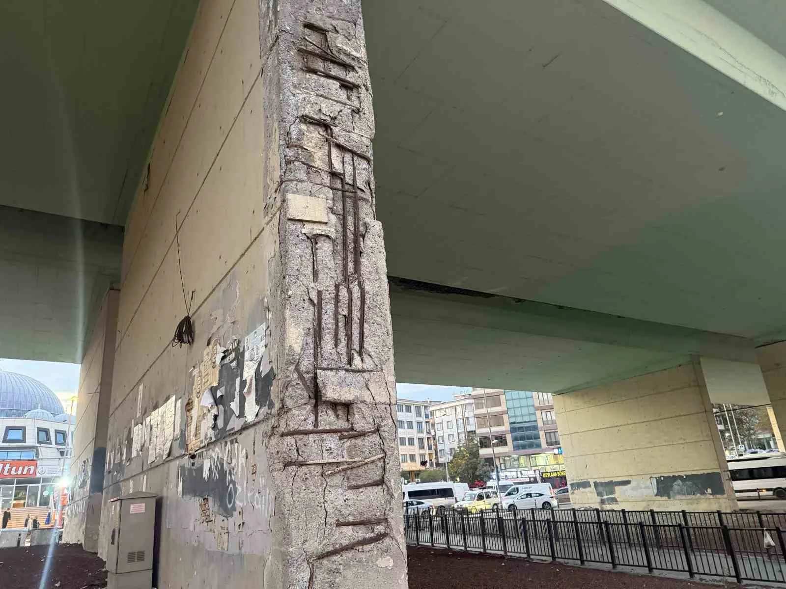 İstanbul’un Esenyurt ilçesinde bazı bölümlerinde betonların dökülmesiyle demirlerin sarktığı İBB’ye