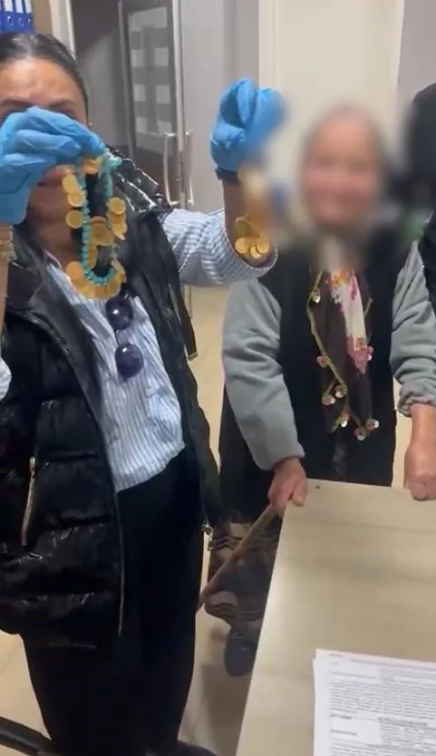 Esenyurt’ta vatandaşların duygularını istismar ederek dilencilik yapan yaşlı bir kadının