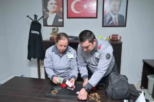 Esenyurt Belediyesi’ne bağlı güvenlik görevlileri, 75. Yıl Parkı’nda devriye görevindeyken