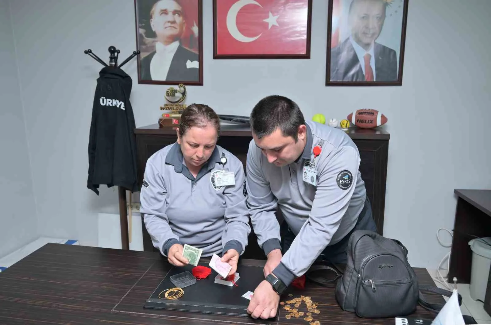 Esenyurt Belediyesi’ne bağlı güvenlik görevlileri, 75. Yıl Parkı’nda devriye görevindeyken