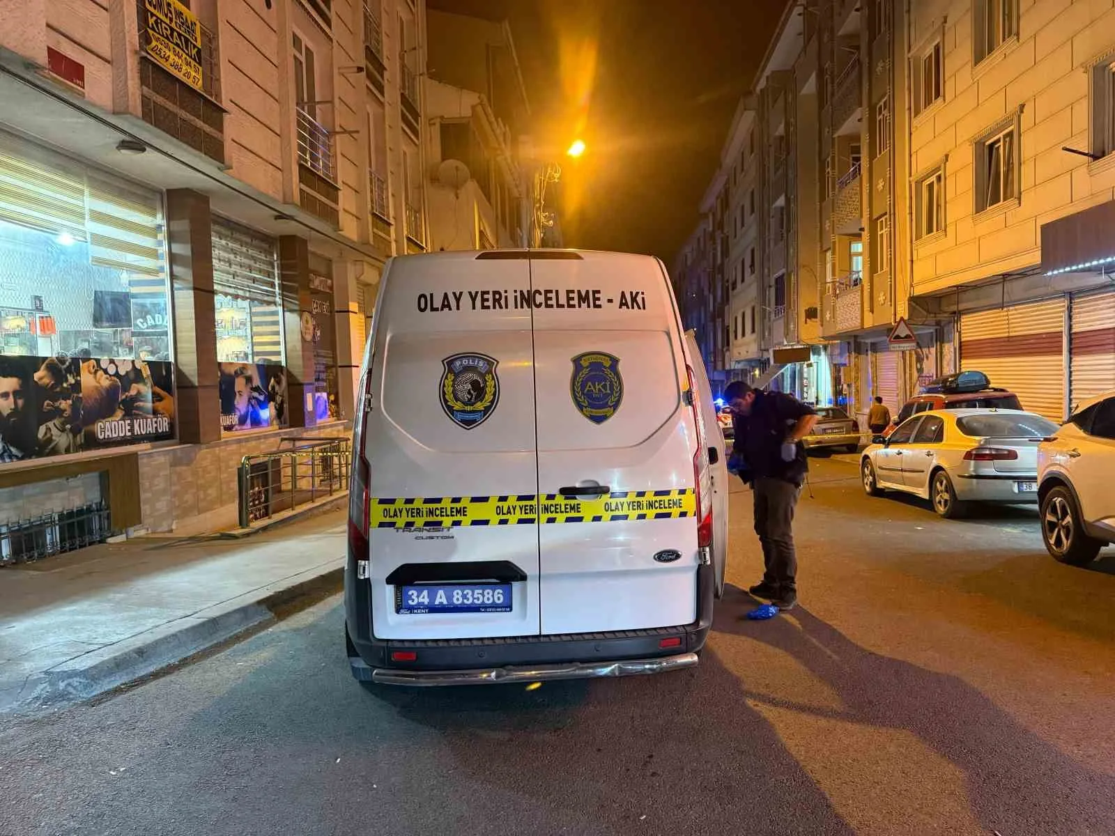 Esenyurt’ta otomobille gelen bir şahıs, kahvehanede oturan gençlere silahlı saldırı