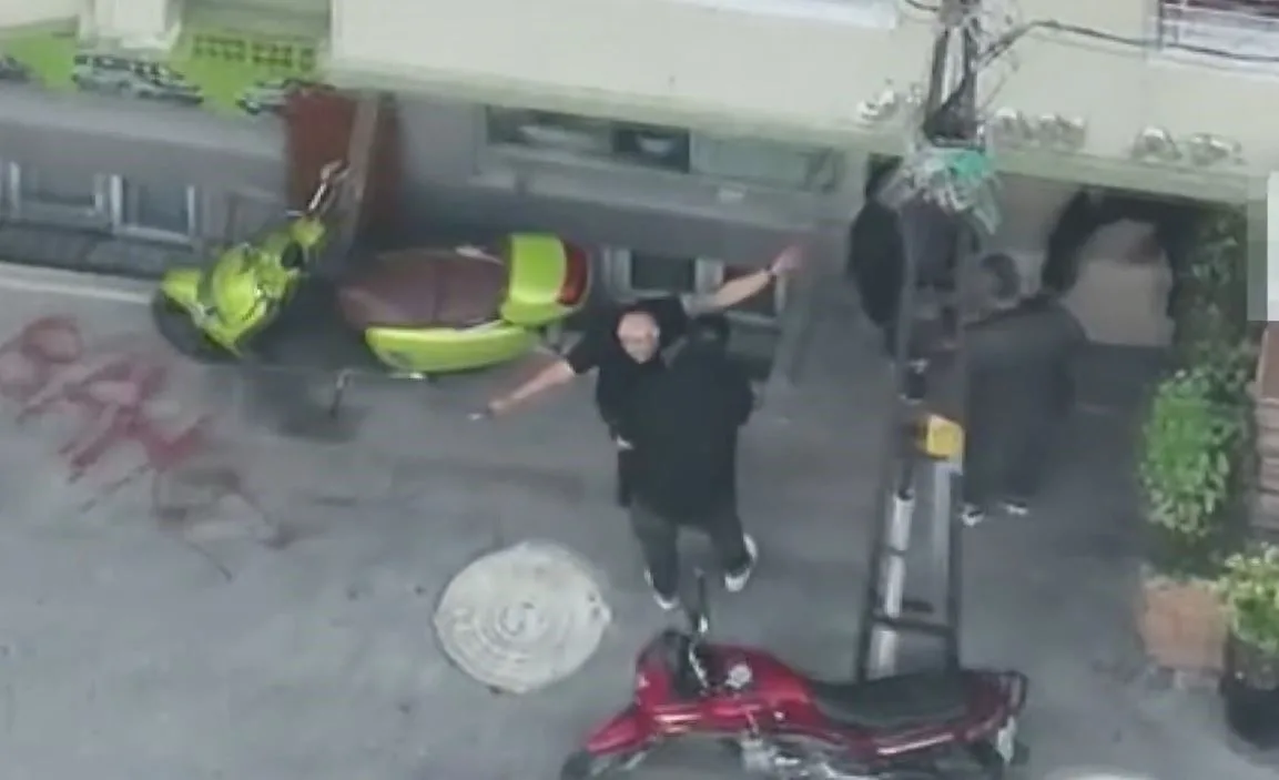 İstanbul’un Esenyurt ilçesinde uyuşturucu ticareti yapan şahıslar suçüstü polis ekipleri