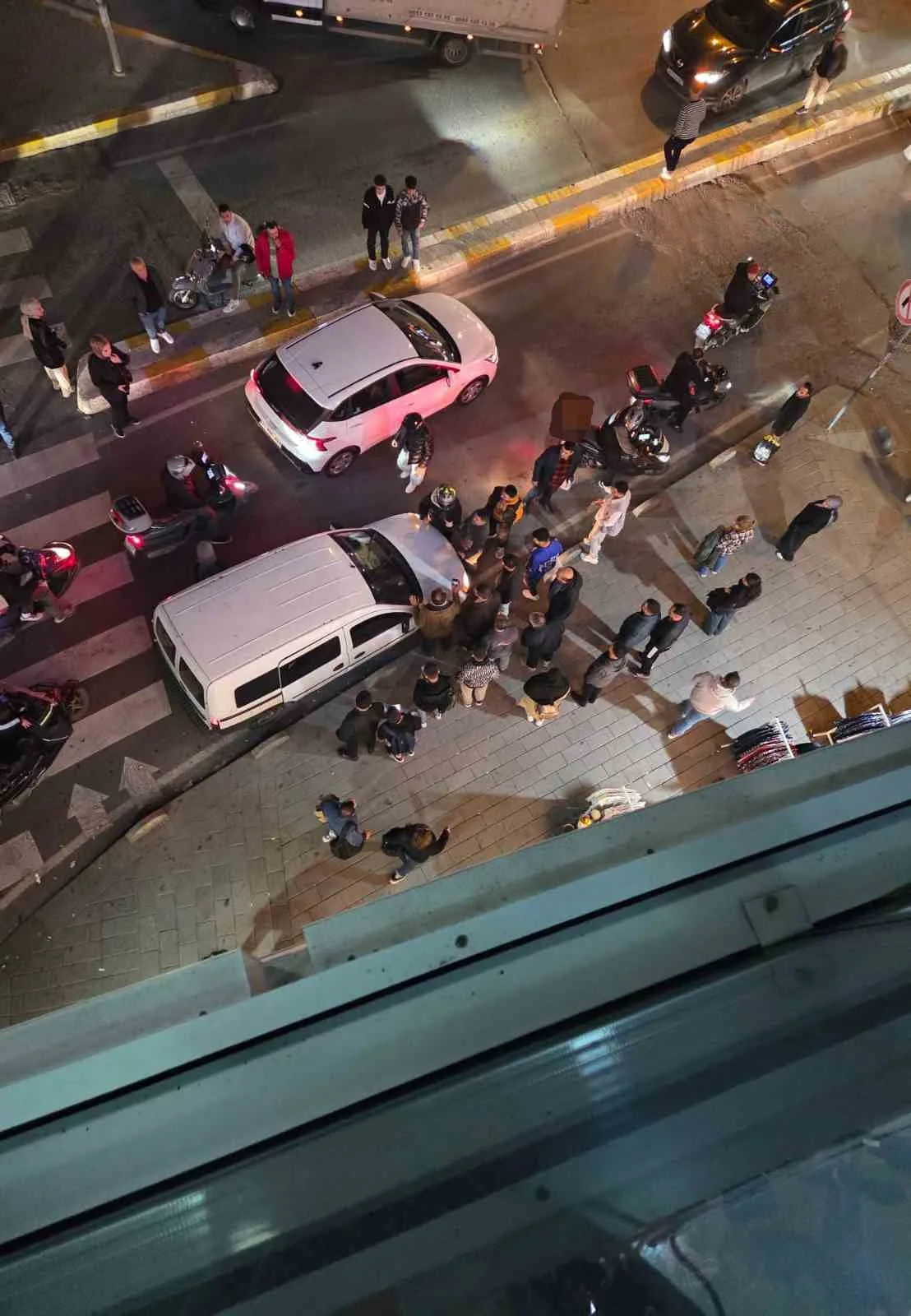 İstanbul Esenyurt’ta bir otomobil sürücüsü iddiaya göre yol verme nedeniyle