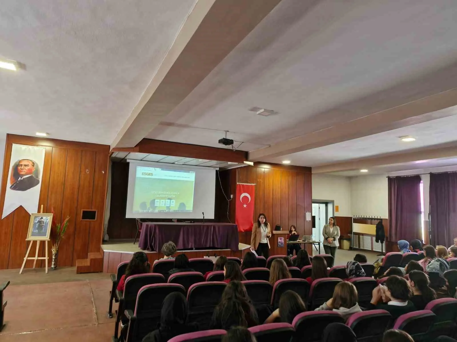 Eskişehir Geleceğin Sesi Sempozyumu (ESGES) kapsamında düzenlenen eğitimler, 6 okulda