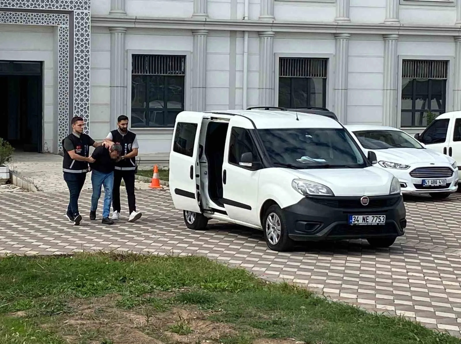 Kocaeli’de yeğeniyle kaçarak evlenen genci özel halk otobüsünde 15 yerinden