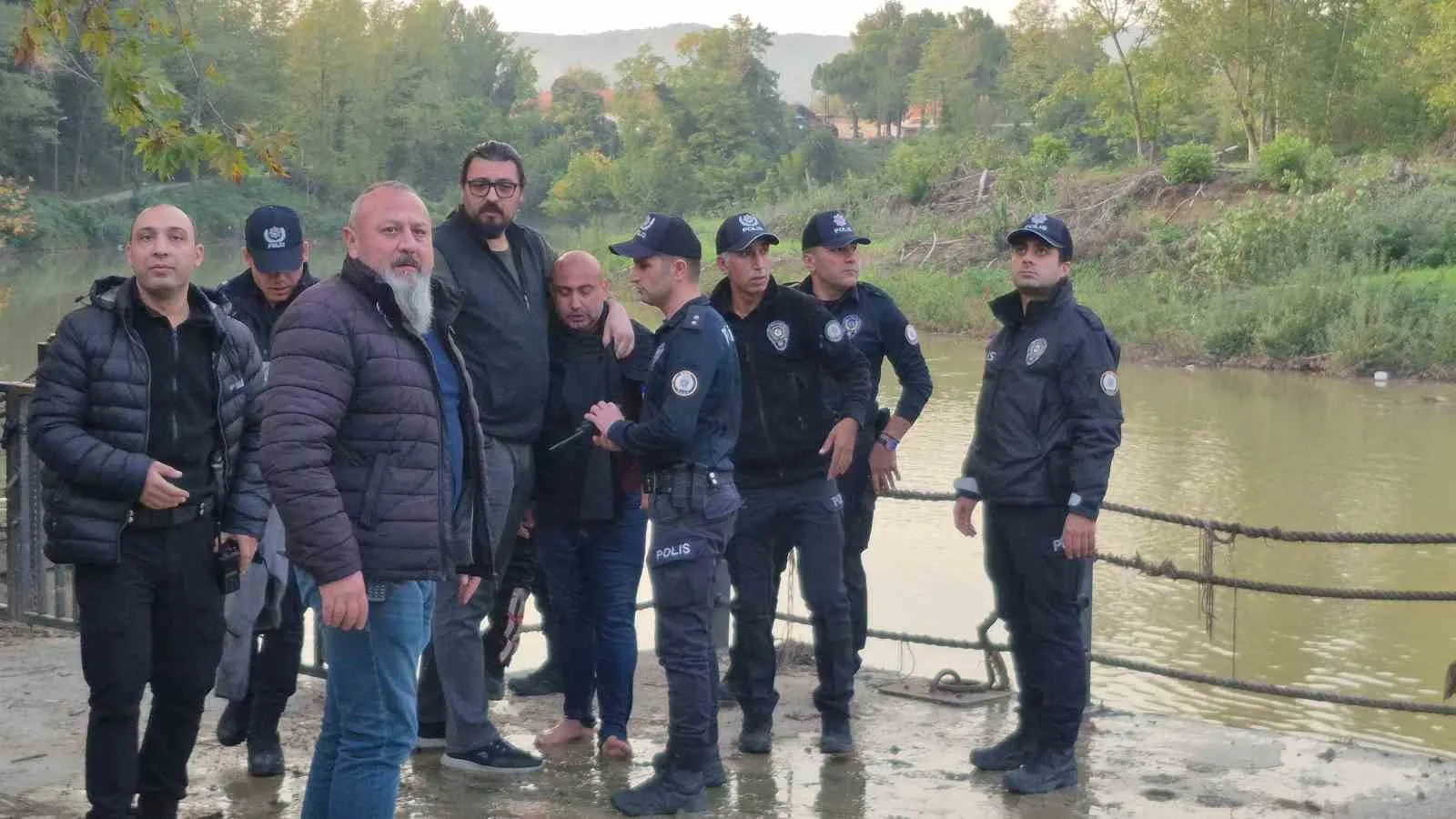 Bartın’da eşiyle tartışan bir kişi ırmağa atladı. Polis tarafından ikna