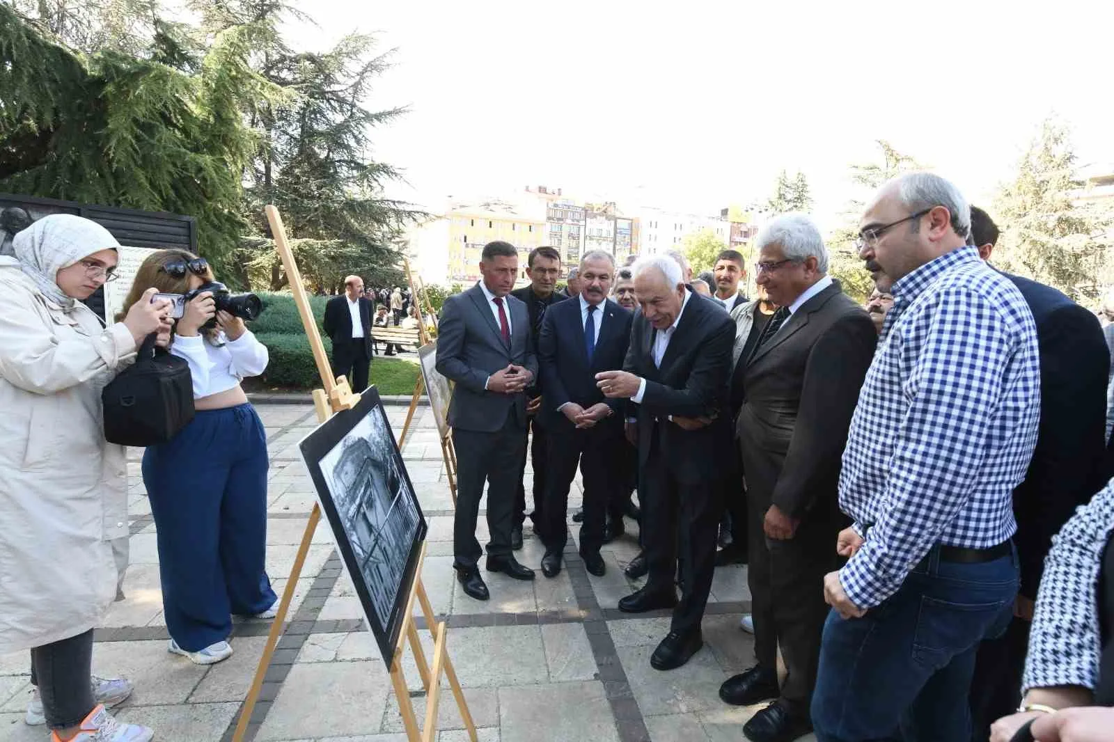 Kastamonu’nun eski çekilmiş fotoğraflarından hazırlanan sergi, vatandaşların büyük beğenisini topladı.