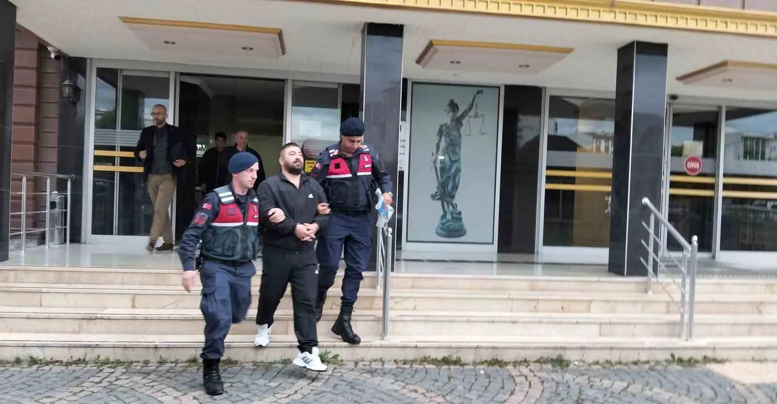 Samsun’un Bafra ilçesinde, eski kayınbiraderine kurşun yağdıran şahıs sevk edildiği