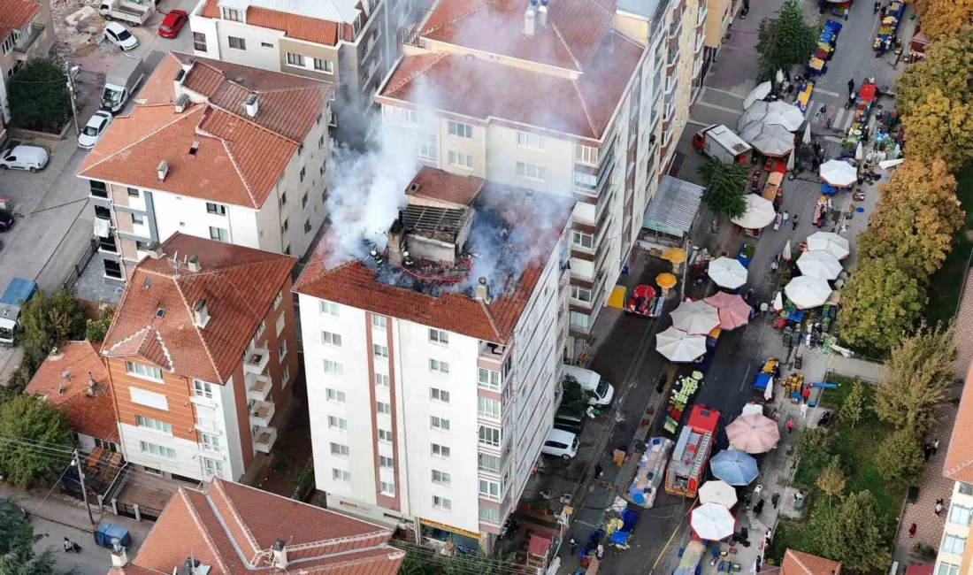Eskişehir’de semt pazarının kurulduğu caddedeki 7 katlı binada çıkan çatı