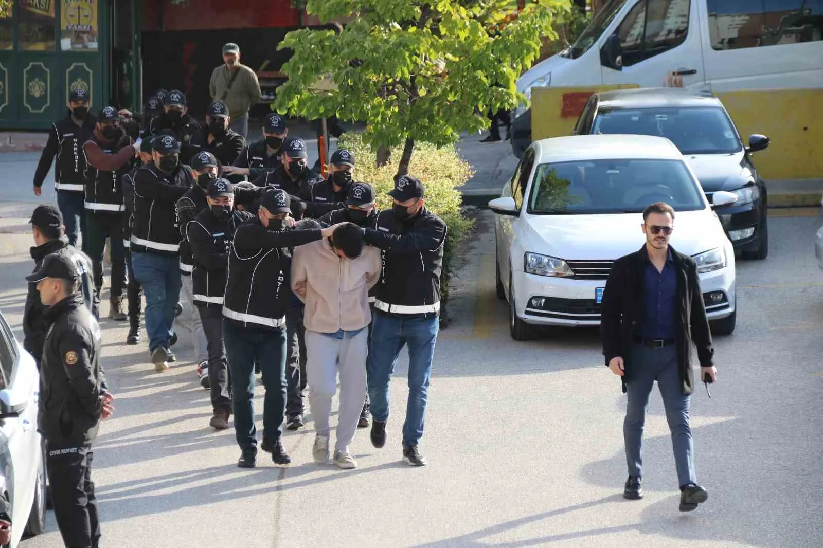 Eskişehir’de yapılan eş zamanlı uyuşturucu operasyonunda yakalanan 11 kişiden 9’u
