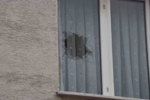 Eskişehir’de iddiaya göre küstüğü eşinin yaşadığı binaya tüfekle 2 el