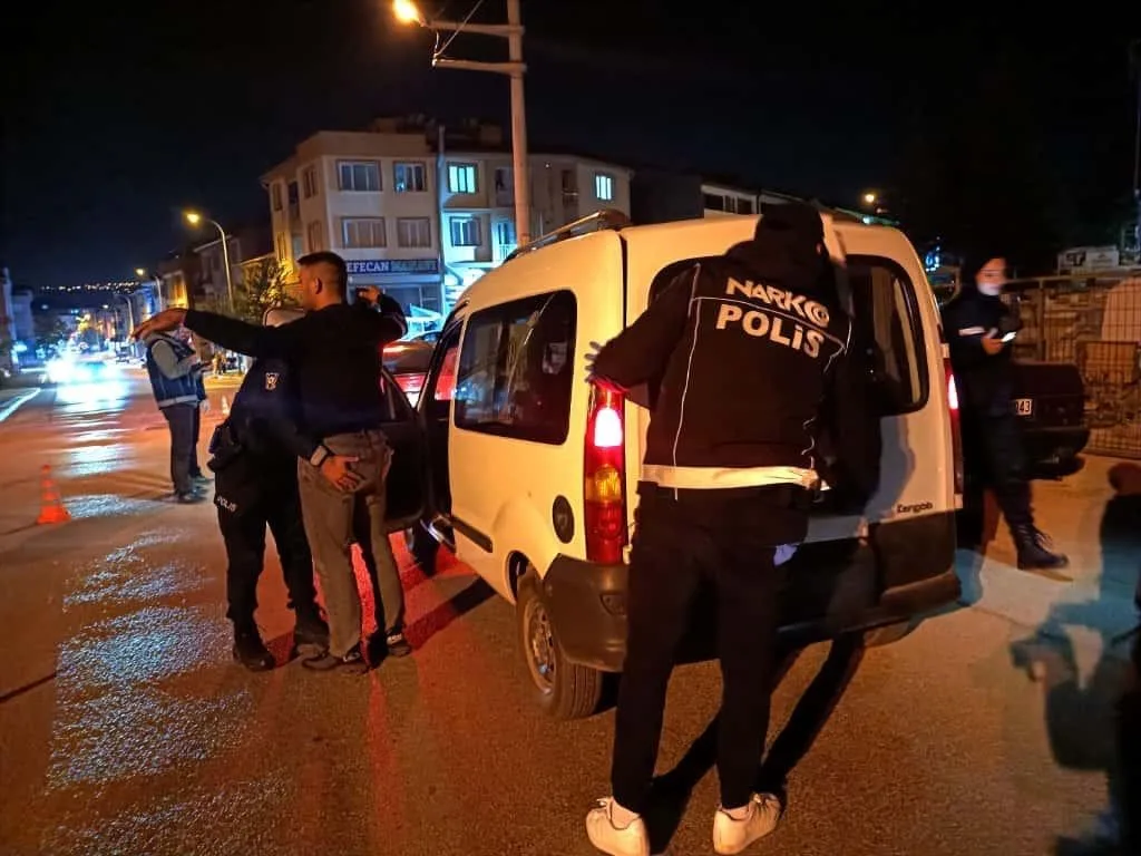 Eskişehir’in 71 Evler Mahallesi’nde polis ekiplerince geniş çaplı asayiş ve