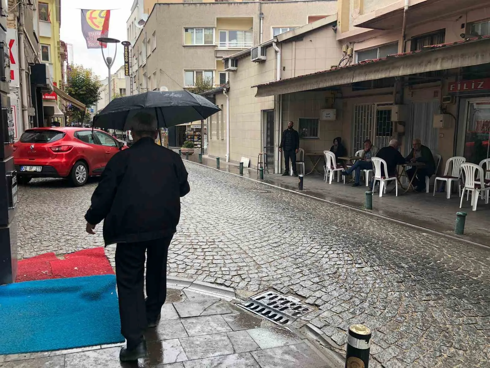 Eskişehir’de kısa süreli etkili olan sağanak yağış vatandaşlar tarafından sevinçle
