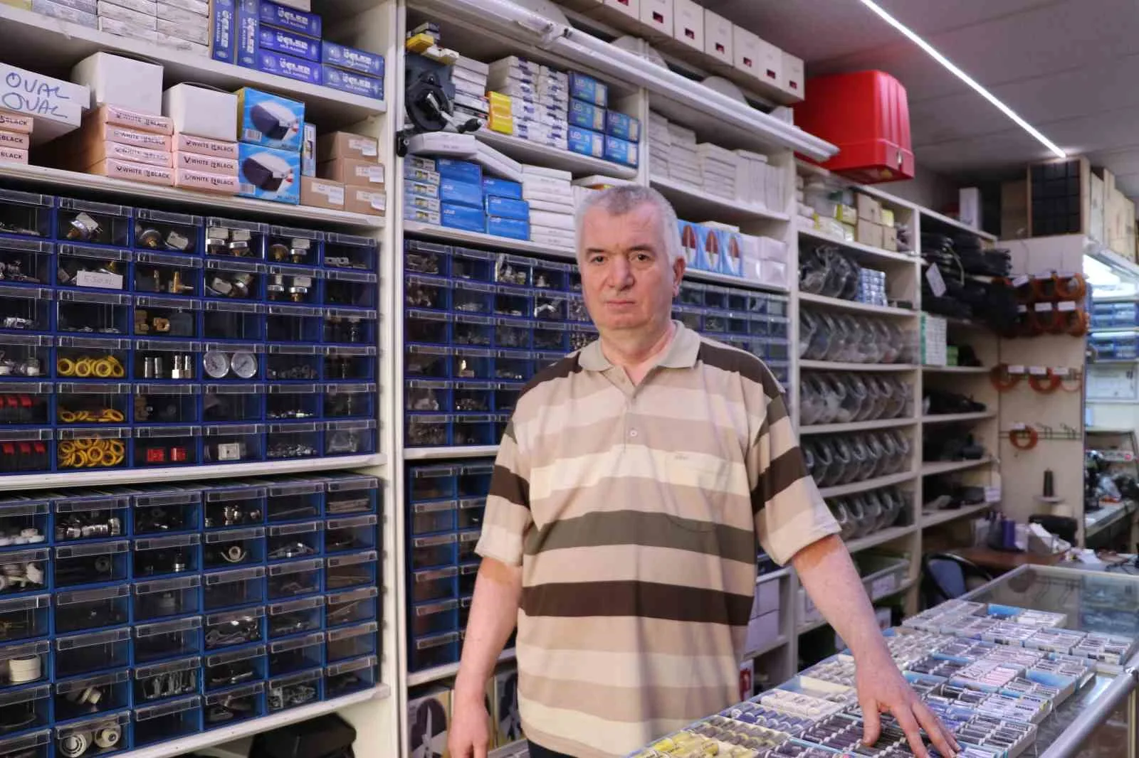 Eskişehir’de 40 yıldır dikiş makinelerinin yaşatılmasını sağlayan Salih Erçin, kendi