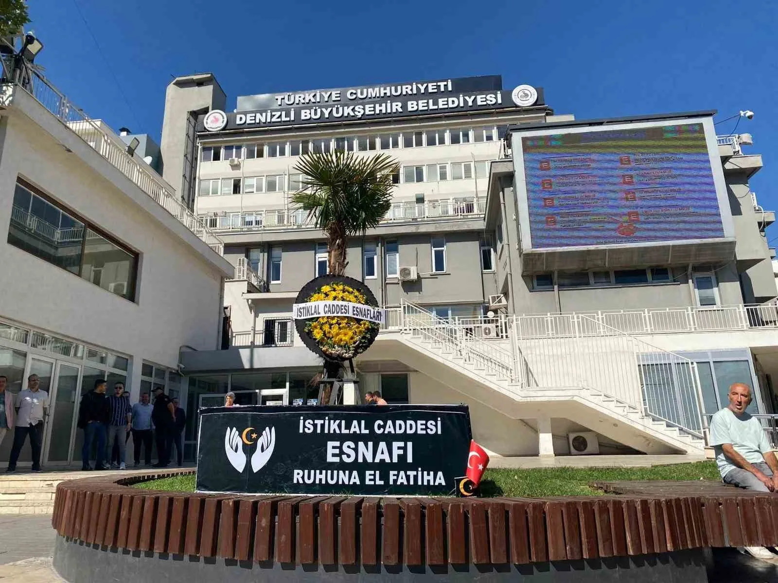 Denizli Büyükşehir Belediyesi tarafından İstiklal Caddesinde hayata geçirilen ‘Otobüs Yolu’