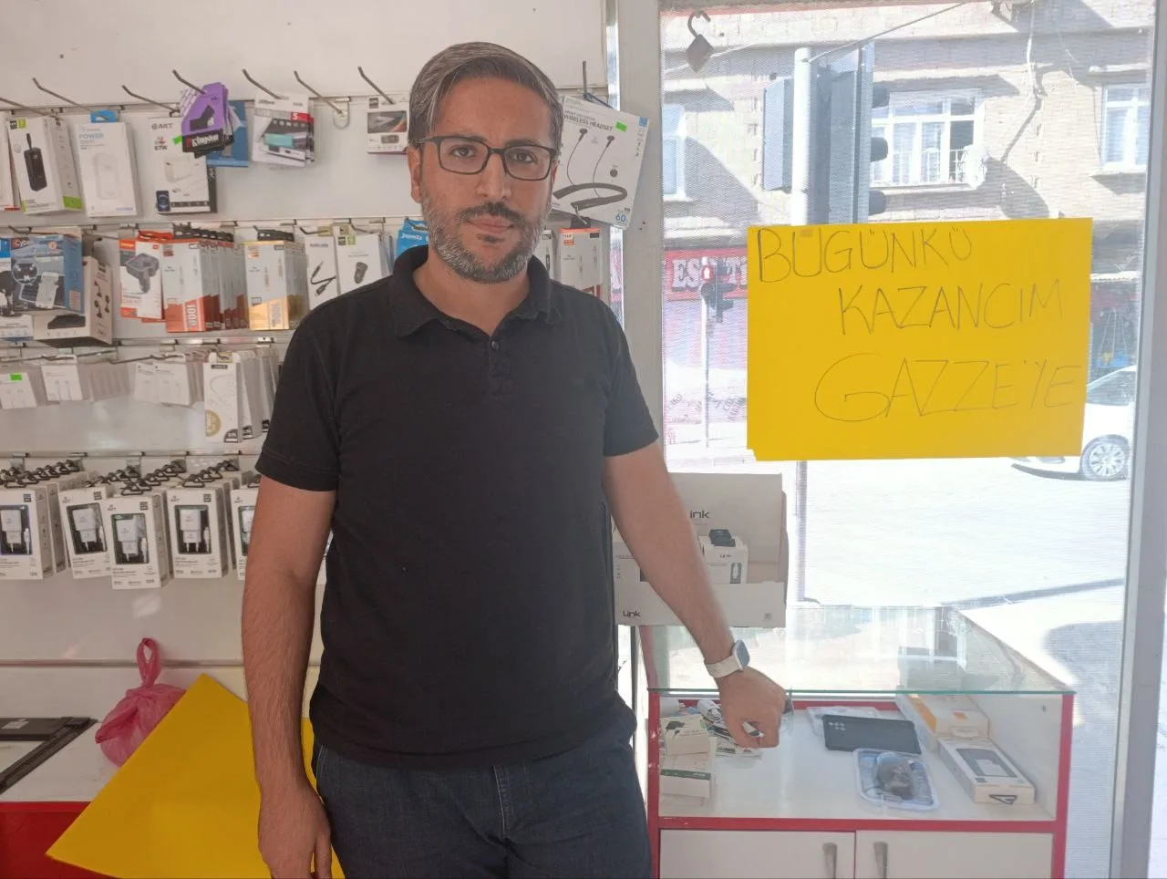 Gaziantep’te cep telefon satışı yapan Muhittin Çiftçi, bir günlük kazancını