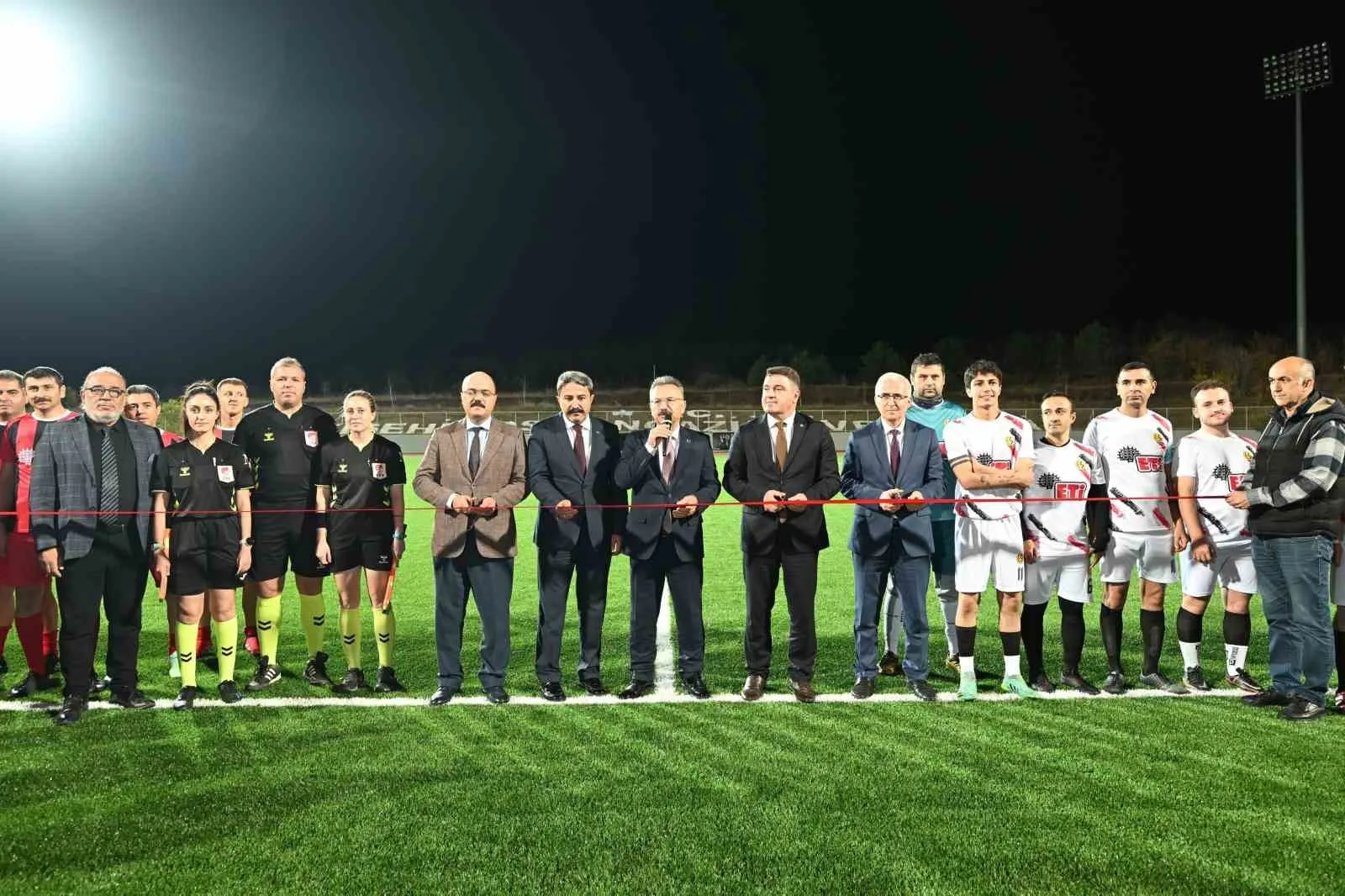 Yenileme çalışmaları tamamlanan Eskişehir Osmangazi Üniversitesi (ESOGÜ) stadyumunun açılışı Vali