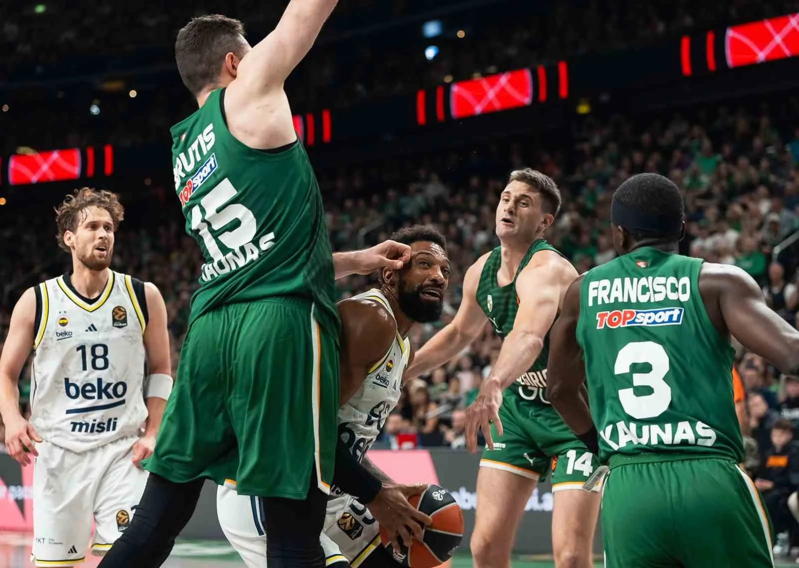 Fenerbahçe Beko, Euroleague’in ikinci haftasında Litvanya deplasmanında Zalgiris Kaunas’a 84-81