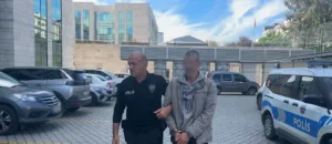 Samsun’da bir vatandaşın ikametinin önüne kargo firması tarafından bırakılan beyaz