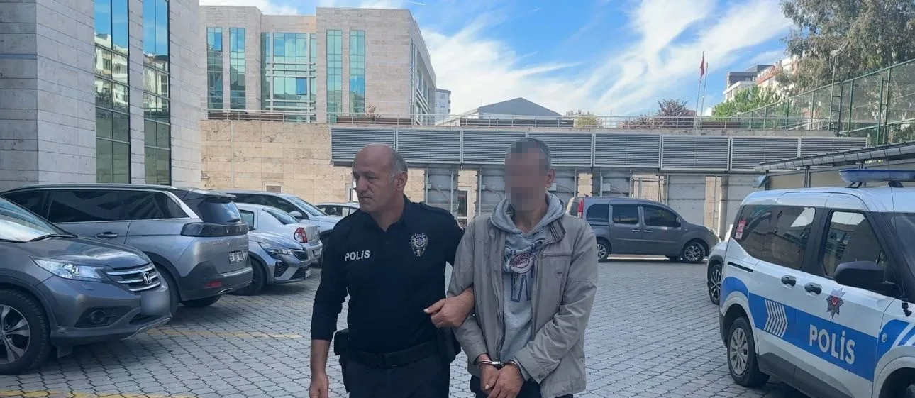 Samsun’da bir vatandaşın ikametinin önüne kargo firması tarafından bırakılan beyaz