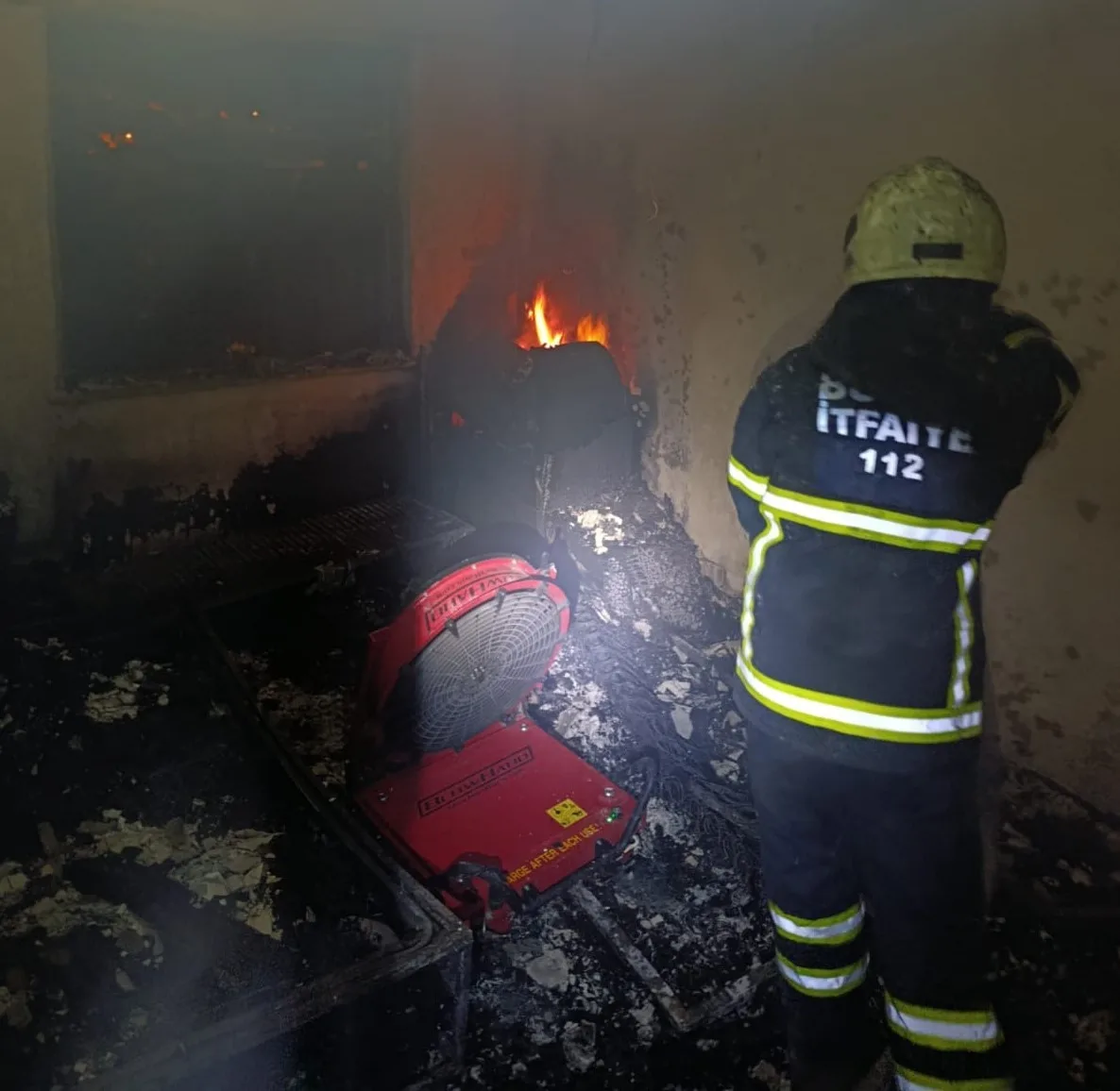 Burdur’un Bucak ilçesinde evde çıkan yangın itfaiye ekiplerinin müdahalesi sonrası