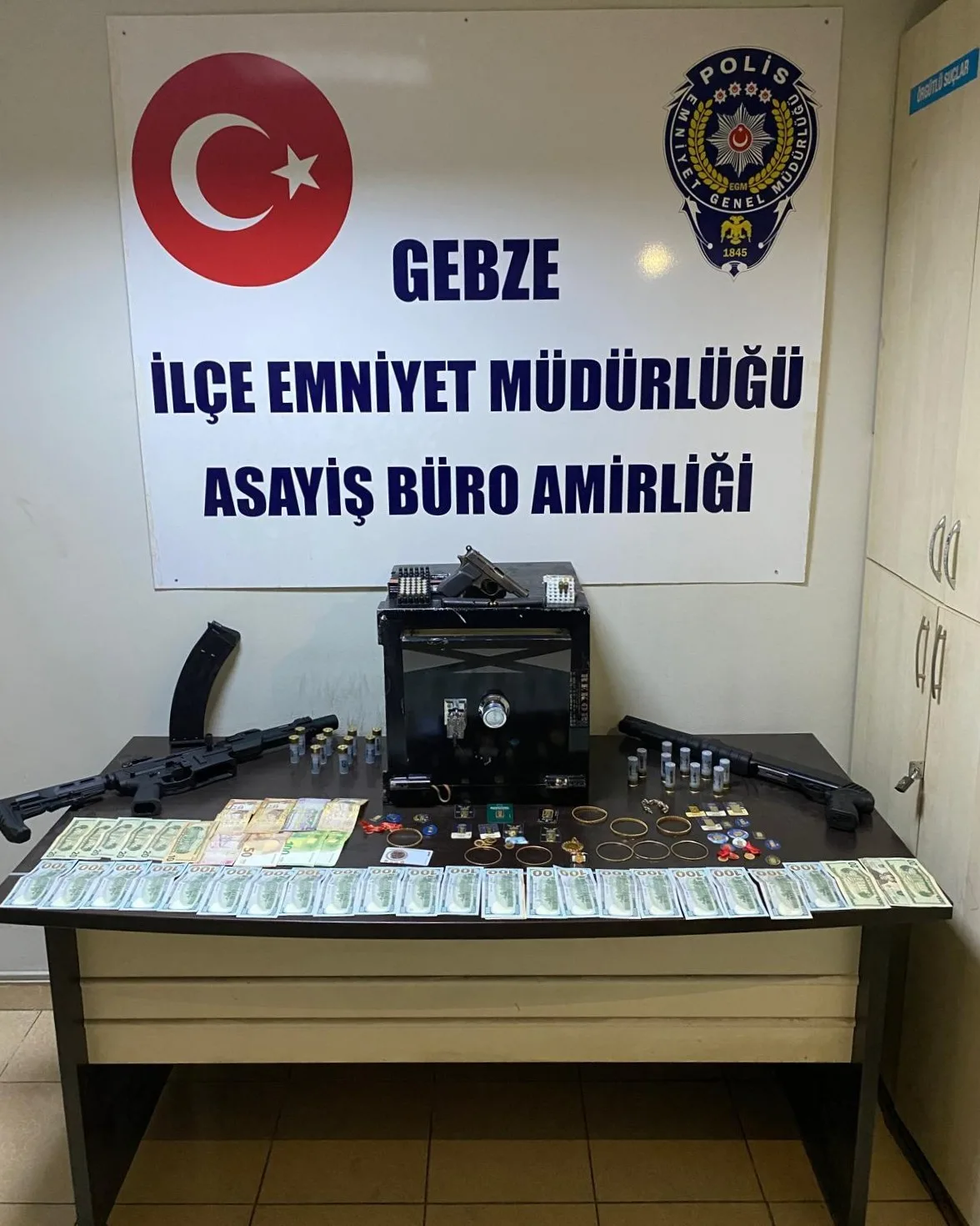 Kocaeli’nin Gebze ilçesinde bir evden içinde yüklü miktarda para ve