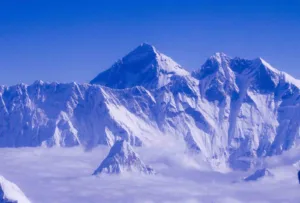 Çin’in Tibet Özerk Bölgesi’nde bulunan Everest Dağı’ndaki kar fırtınası nedeniyle