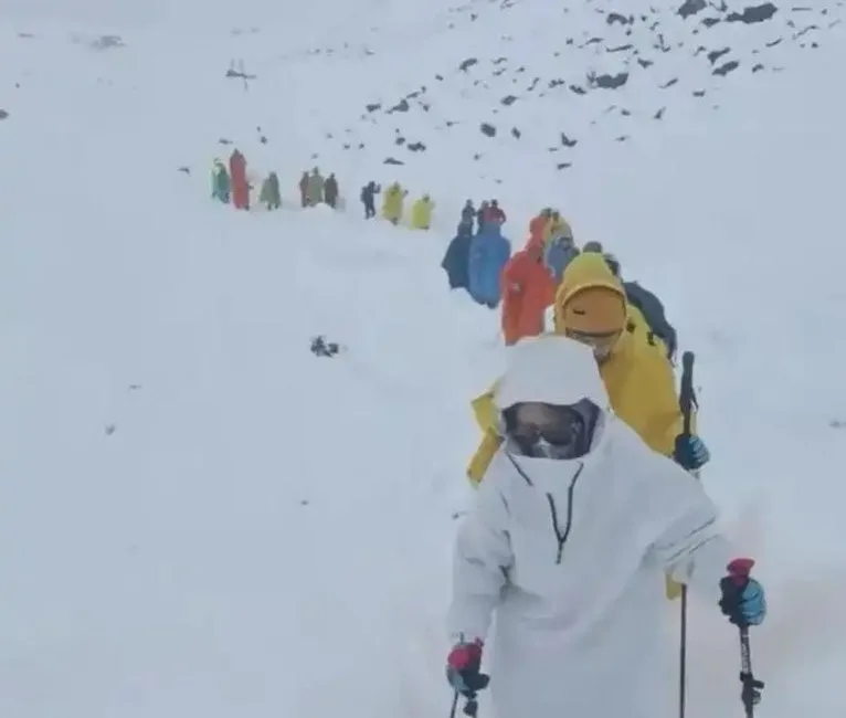 Çin’in Tibet Özerk Bölgesi’nde bulunan Everest Dağı’nın doğu yamacında kar