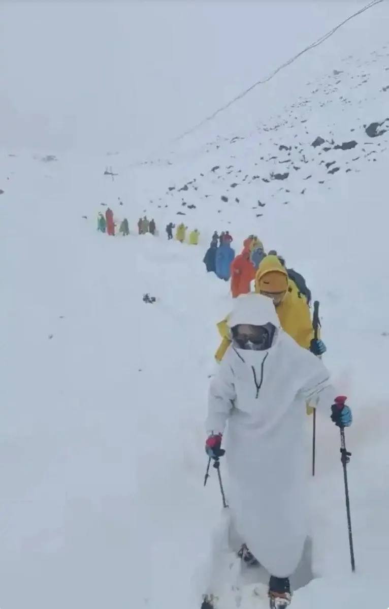 Çin’in Tibet Özerk Bölgesi’nde bulunan Everest Dağı’nın doğu yamacında kar
