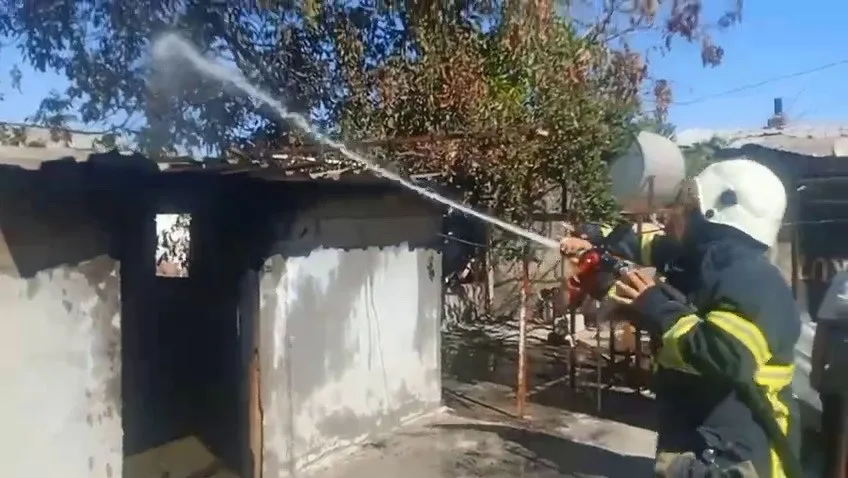 Adıyaman’da bir evin damında meydana gelen yangına olay yerinden geçen