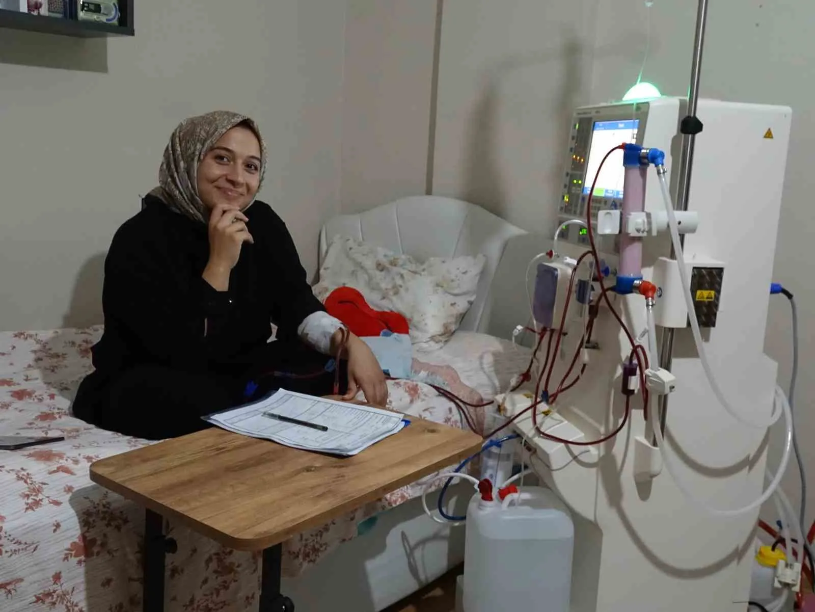 Rize’de 27 yaşındaki diyaliz hastası Edagül Genç, kendi diyalizini 15