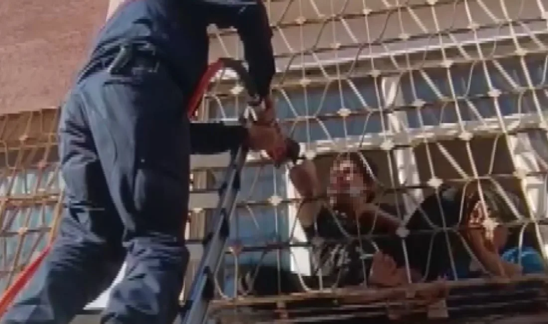 Gaziantep’in Nizip ilçesinde evindeki pencerenin demir korkuluklarına kolu sıkışan engelli