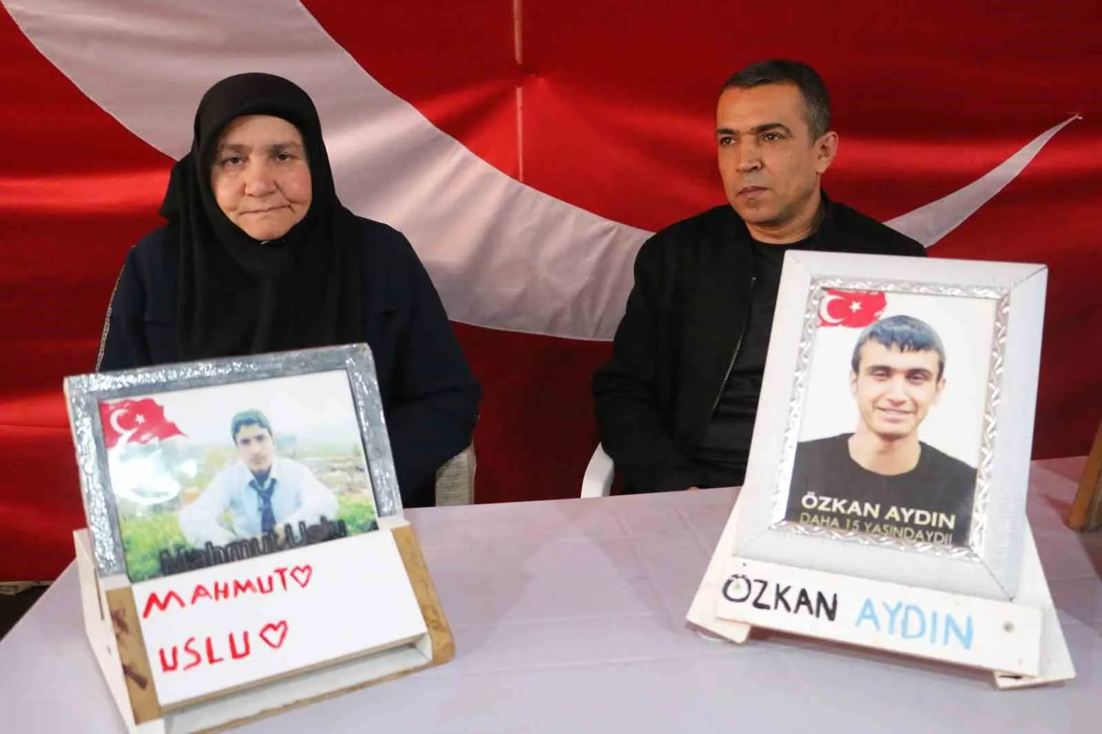 Diyarbakır’da evlat nöbetinde bulunan ailelerden Süleyman Aydın ve Bedriye Uslu,