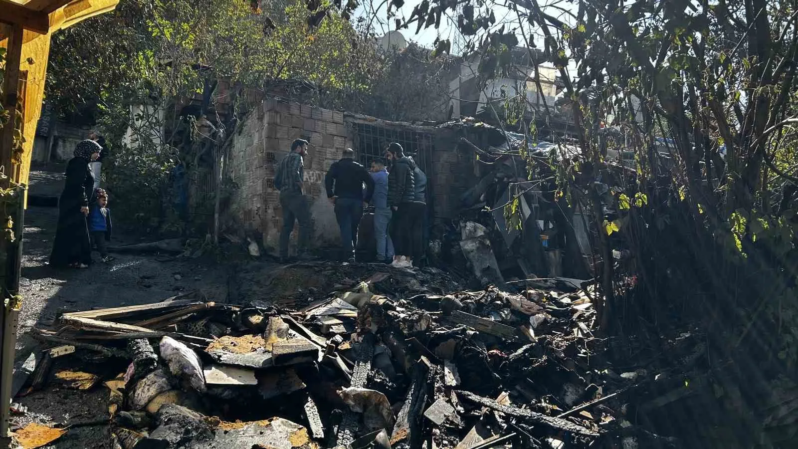 İstanbul’un Eyüpsultan ilçesinde Suriyeli bir ailenin yaşadığı gecekondu alevlere teslim